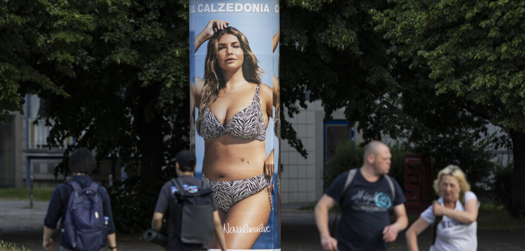 An advertisement by the fashion brand Calzedonia shows a plus size model in bikini