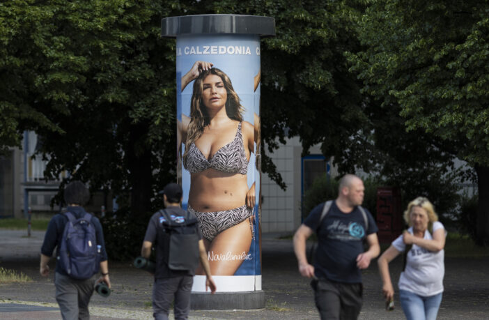 An advertisement by the fashion brand Calzedonia shows a plus size model in bikini