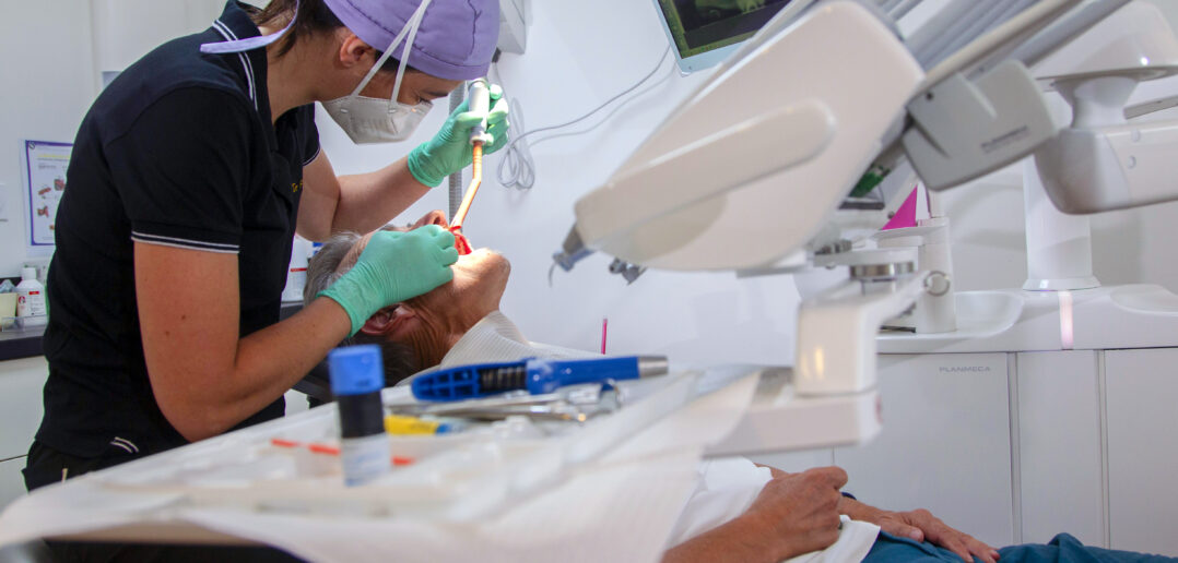 Dentist's office: dental care by a dentist
