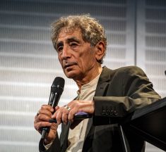 Gabor Maté: Τι κρύβεται πίσω από τον εθισμό – Και γιατί αφορά τους άνδρες